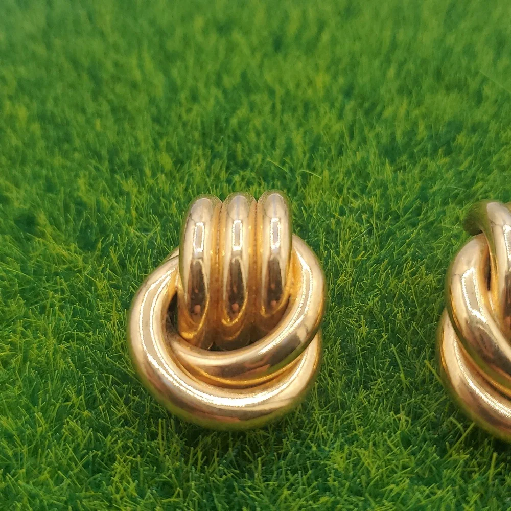 Elegant‎ Gold Tone Knot Earrings E1032 - Picture 2 of 4